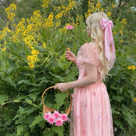 Arina Core, Flower Girl Aesthetic, Crochet Necklace Pattern, Birthday Ideas For Her, Surrounded By Flowers, Ootd Spring, Princess Core, Bandeau One Piece Swimsuit, Spring Mood