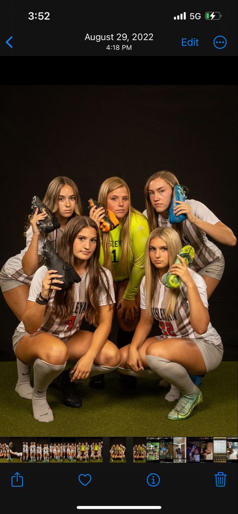 Group Soccer Picture Ideas, Track Team Photos, Soccer Media Day Poses 2 People, Media Day Poses Soccer Duo, Softball Media Day Poses Duo, Media Day Group Poses, College Soccer Media Day Poses, Group Media Day Poses, Sport Media Day Poses