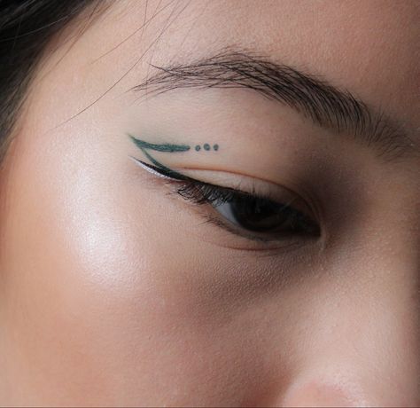 Minimalistic Graphic Eyeliner, Easy Grafic Liners, Green Eyeliner Makeup Brown Eyes, Philadelphia Eagles Makeup, Green And Black Eyeliner, Simple Green Eyeliner, Graphic Eyeliner Asian Eyes, Minimalist Graphic Liner, Simple Graphic Eyeliner Ideas