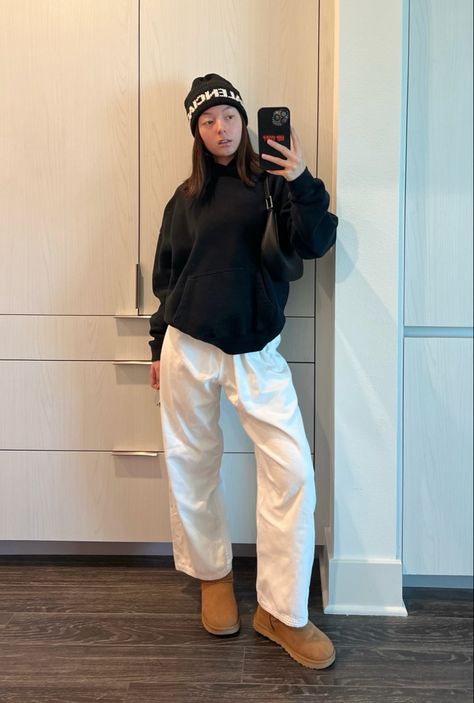 White Joggers Outfit Winter, White Jogging Pants Outfit, White Sweatpants Outfit Winter, White Linen Pants Outfit Winter, White Cargo Pants Outfit Winter, Linen Pants Outfit Winter, Ugg Neumel Outfit, White Joggers Outfit, Cargo Pants Outfit Winter