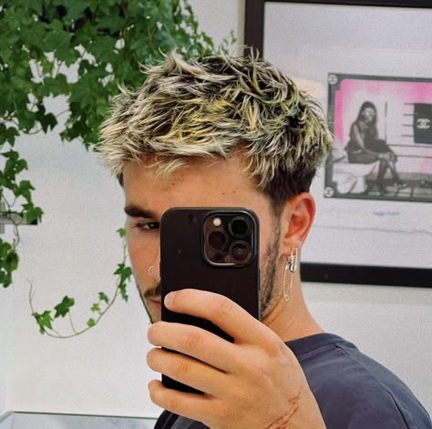 Men Short Hair Highlights, Blonde Highlights On Dark Men’s Hair, Blonde Highlights Men Dark Hair, Blonde Highlights On Dark Hair Men, Blonde Highlights On Brown Hair Men, Frosted Tips Hair Men, Men Blonde Highlights, Bleach Brown Hair, Asian Hair Inspo