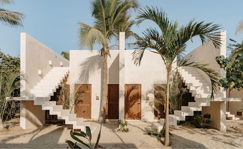 In Oaxaca, Casa Yuma is a peaceful, oceanfront oasis that celebrates its surroundings Hotel Boutique Mexicano, Diani Beach, Seaside Hotel, Sculptural Furniture, Mexico Hotels, Puerto Escondido, Hotel Building, Rooftop Patio, Wallpaper Magazine