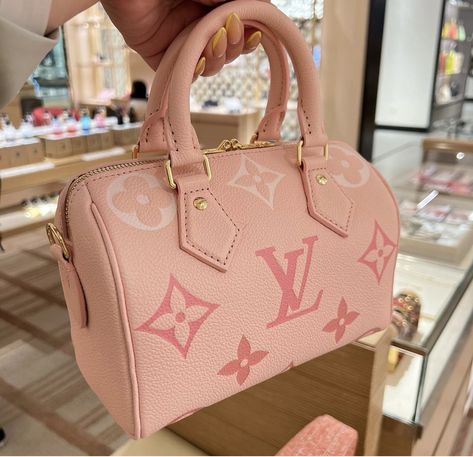 Lv Pink Bag, Pink Lv Bag, Cute Hand Bags, Luxury Tote Bags, My Style Bags, Luxury Bags Collection, Diy Clothes And Shoes, Louis Vuitton Pink, Girly Bags