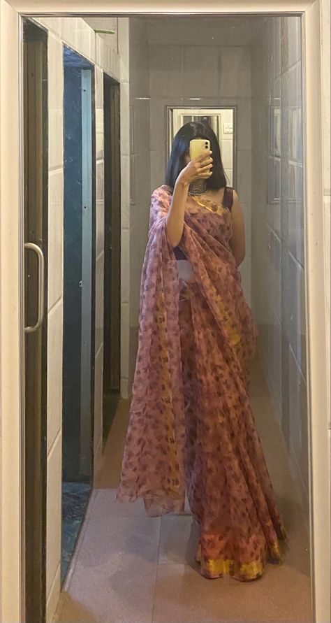 Traditional Mirror Selfie, Saree Mirror Selfie Poses, Saree Mirror Selfie, Mirror Saree, Ethnic Aesthetic, Desi Fits, Saree Traditional, Saree Poses, Tie Dye Fashion