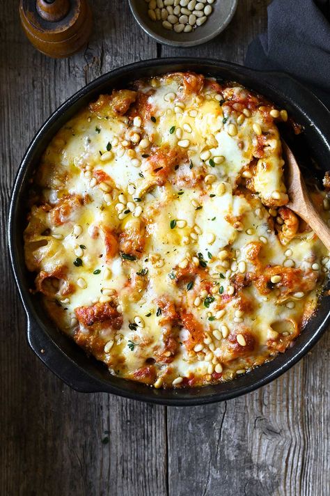 Cheesy eggplant-beef bolognese pasta bake Cheesy Eggplant, Aubergine Pasta, Bolognese Pasta Bake, Beef Bolognese, Bolognese Pasta, Eggplant Pasta, Beef Pasta Recipes, Breakfast Soup, Pasta Bolognese