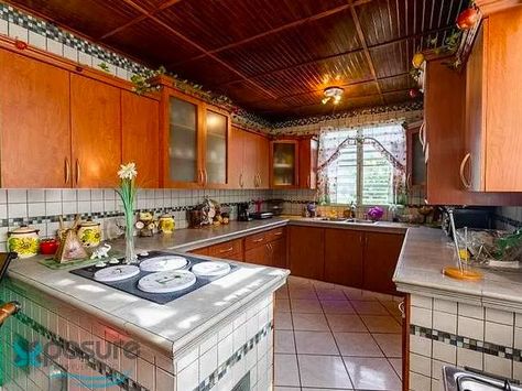 Kitchen Ceiling Inspo - Puerto Rican Wood Paneling on Ceiling Puerto Rican Kitchen Decor, Puerto Rican Interior Design, Countryside Kitchen, Kitchen Ceiling, Wood Paneling, Kitchen Island, Kitchen Decor, Ceiling, Interior Design