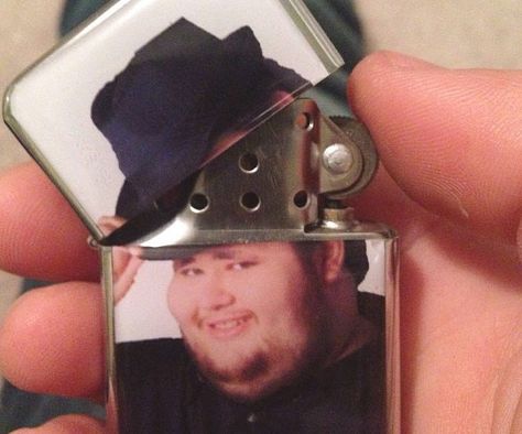 Come to M'lady's rescue like a true gentleman by lighting up her smokes using this fedora hat tip lighter. Every time you light up, actor Gordon Crisp gives you a friendly salute with a tip of his stylish fedora and his glorious neck beard. Foto Cartoon, Hat Tip, Cool Lighters, Memes Humor, Images Gif, Photo Profil, Reaction Pictures, Dankest Memes, Funny Images