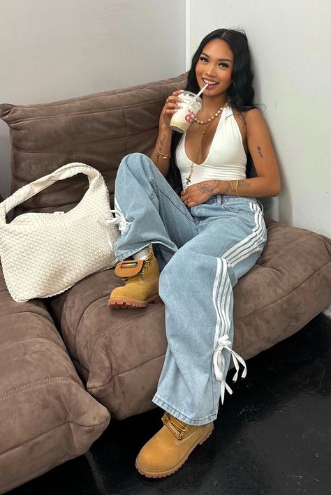 Girly Streetwear Fashion Women, Streetwear Fashion Classy, Uk Basketball Game Outfit, Court Side Outfit Basketball Games Women, Cute Girly Streetwear Outfits, Brooklyn Frost Outfits, Ricks Outfit Black Women, Colorful Baddie Outfits, Tie Up Heels Outfit Jeans