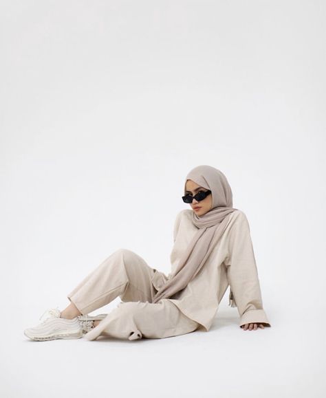 Pose Mode, Photo Mannequin, Group Picture Poses, Ootd Poses, Studio Photoshoot Ideas, Studio Photography Fashion, Modern Hijab Fashion, Fashion Model Poses, Studio Photography Poses