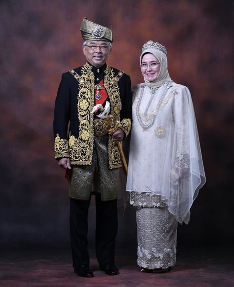 CoutureAndRoyals on Twitter: "#NEW Three new portraits of King Abdullah and Queen Azizah of Malaysia in honour of the King’s Official birthday today! 🇲🇾 This is his last official birthday as Yang di-Pertuan Agong (King), as his tenure will end at the end of January 2024 Love the first one 😂 https://t.co/LYAMcs1F9D" / Twitter Christina Rossetti, King Abdullah, London College Of Fashion, Handsome Prince, King And Queen, Iphone Wallpaper Tumblr Aesthetic, Reggae Music, First Daughter, January 2024