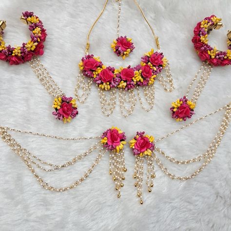 Haldi Ceremony Outfit For Bride Unique, Jewellery For Haldi, Mehendi Wedding, Haldi Function, Flower Jewelry Designs, Pink Jewelry Set, Pink Color Combination, Crochet Cushion, Yellow Jewelry