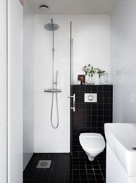 a small contrasting bathroom with black and white tiles, a shower space, a sink and greenery to refresh the look Very Small Bathroom, Ideas Baños, Small Bathroom Layout, Black And White Bathroom, Small Toilet, Small Bathroom Makeover, Tiny Bathrooms, Small Bathroom Design, Tiny Bathroom