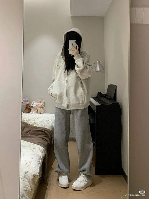 Yunjin Outfits, Simple Korean Outfits, Home Outfit Comfy, Outfits For Japan, Comfy Korean Outfits, Comfy Trendy Outfits, Baseball Jacket Outfit, Comfy School Outfits, Boyish Outfits