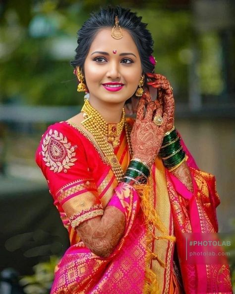 Sari Poses, Bride Fashion Photography, Saree Function, Indian Bride Poses, Indian Bride Photography Poses, Indian Wedding Poses, Bride Photos Poses, Engagement Photography Poses, Bridal Photography Poses