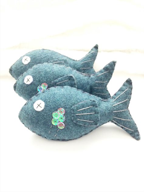 Fabric Fish Ornament, Fish Felt Pattern, Fish Felt Ornament, Fishing Christmas Ornaments, Felt Ornaments Diy, Felt Fish, Fabric Fish, Diy Wool, Felt Crafts Christmas