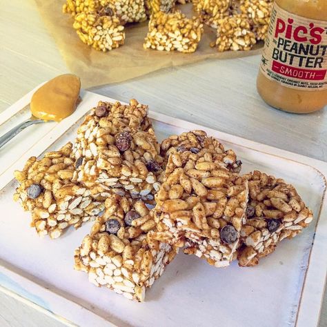 The easiest treat! Healthy LCM bars / rice crispy squares  Made using my fav @picspeanutbutter from this months @goodnessmebox  • Throw 60g brown rice puffs into a bowl. Toss through 3 tbsp ground flaxseed. Next, heat up 8 heaped tbsp coconut nectar in a small pan, until it begins to bubble. Lower to simmer and stir through 6 tbsp smooth peanut butter (best using a spatula), until combined. Add 1 tsp vanilla extract (optional). Pour the sticky sweet PB mix on top of the puffs and use your han... Healthy Lcm Bars, Rice Crispy Squares, Peanut Butter Rice Crispies, Lunch Box Snacks, Butter Rice, Peanut Butter Bars, School Food, Easy Treats, Rice Crispy