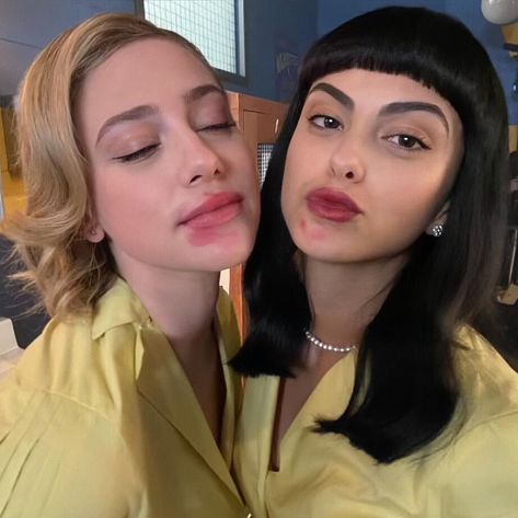 Betty And Veronica Kiss, Damon Quotes, Camilla Mendes, Seductive Photos, Cami Mendes, Riverdale Aesthetic, Riverdale Funny, Camila Mendes, Betty And Veronica