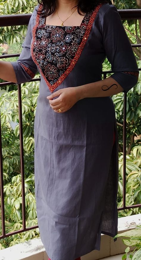 Ajrak Kurti Designs Latest, Kalamkari Kurti Designs Latest, Kurti Neckline, Design Kurti, Neck Patterns, Salwar Neck Designs, Yoke Design, Indian Kurti Designs, Stylish Kurtis Design