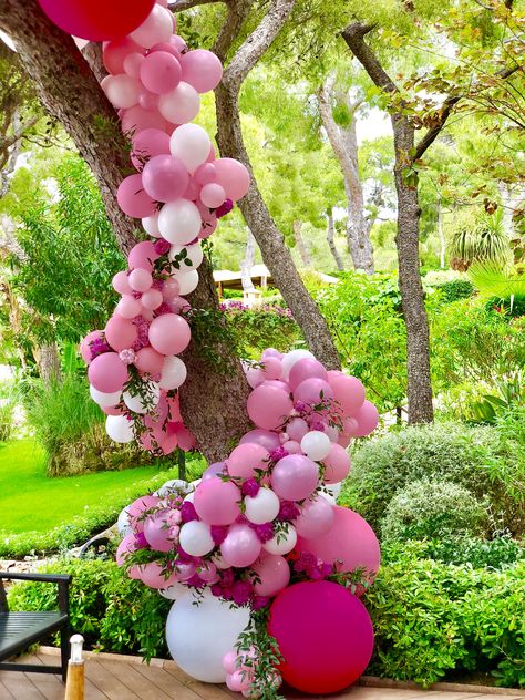 Tree Balloon Decoration, Backdoor Decor, Anniversary Dinner Ideas, Balloon Tree, Balloons Decor, Balloon House, Picnic Birthday Party, 1st Birthday Party For Girls, Backyard Trees