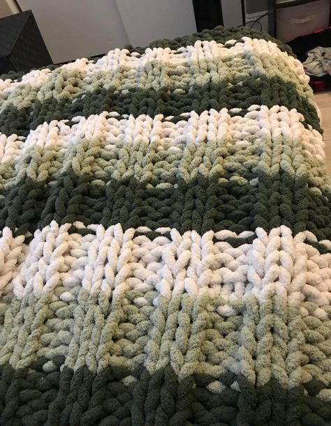 Fluffy Blanket Crochet, Chunky Finger Knit Blanket, Chunky Knit Blanket Pattern Color Combos, Chunky Blanket Diy, Chunky Blanket Pattern, Chunky Knit Blanket Pattern, Knot Blanket, Chunky Yarn Blanket, Finger Knitting Projects