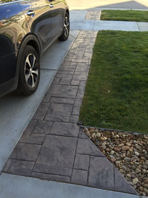 Driveway Pavers Extension, Driveway Landscape, Front Yard Walkway, Driveway Edging, Simple Front Yard Landscaping Ideas, Simple Front Yard Landscaping, Simple Front Yard, Front Walkway, Yard Landscaping Simple