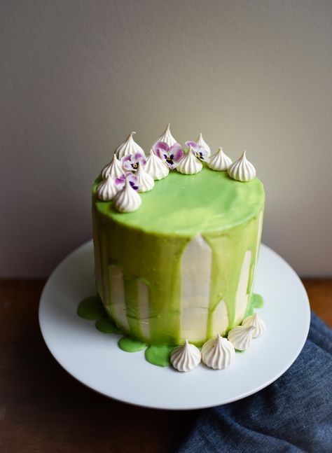 Wow your friends with this gin and tonic layer cake. Layers of citrus sponge, gin and lime curd and lemon buttercream with a drippy glaze. Buttercup Cake, Boozy Cakes, Meringue Nests, Raspberry Meringue, Lime Curd, Cake Piping, Lime Recipes, Lemon Buttercream, Cake Layers