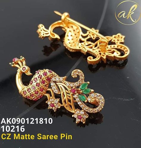 Saree Pins Brooches Gold, Gold Saree Pin Designs, Saree Brooch Designs, Saree Pins Brooches, Vanki Designs Jewellery, Saree Brooch, Saree Pins, Saree Pin, Nose Ring Jewelry