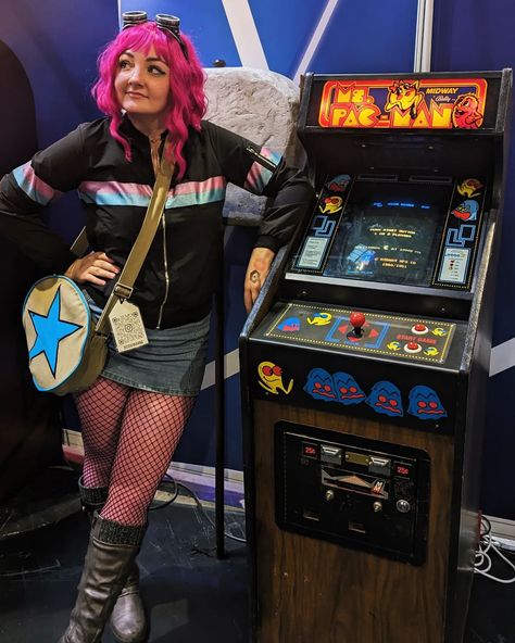 Turns out that Ramona Flowers is enough of a geek to spend a day at Insomnia Gaming Festival! Swipe for a full summary of a day in the life of a manic pixie dream girl at con 🤪 The hammer is my first big prop project and I am super proud of it! Who knew insulation boarding, coving glue, polyfilla, and concrete effect spray mounted on a broom handle could make you feel like such a threat 😈 Feat. @the_galactic_repubrick_ as Scott Pilgrim! 🔨 Character: Ramona Flowers 🔨 Event: @igfestuk #ram... Romona Flowers Cosplay, Ramona Flowers Makeup, Scott Pilgrim Vs The World Ramona, Scott Pilgrim And Ramona Flowers Costume, Ramona Flowers Inspired Outfit, Ramona Costume, Ramona Flowers Cosplay, Scott Pilgrim Costume, Ramona Flowers Costume