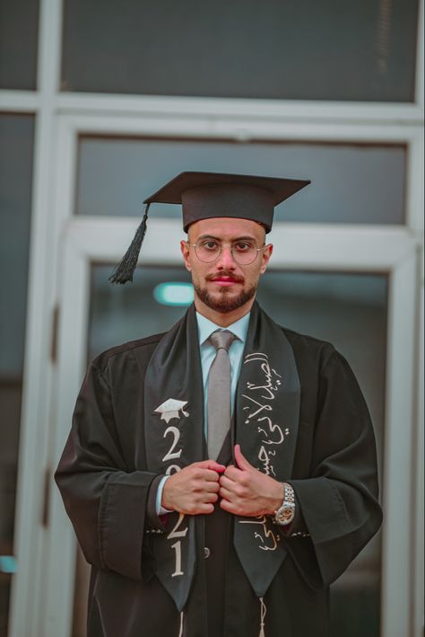 Graduation Photoshoot Poses Men, College Graduation Men, Graduation Pictures Guys, Graduation Poses For Guys, Graduation Photoshoot Men, Graduation Pictures Poses, Poses For Graduation Photos, Male Graduation, High School Graduation Pictures