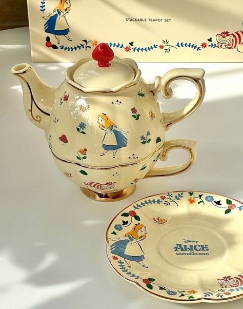 Alice In Wonderland Pottery, Tea Pot Aesthetic, Aesthetic Teapot, Alice In Wonderland Tea Pot, Alice In Wonderland Teapot, Alice In Wonderland Diy, Crockery Design, Cute Teapot, 동화 삽화