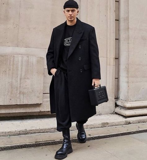 Classy Men Outfits, Monochromatic Outfit Winter, Oversized Coat Outfit, Oversized Outfit Men, Gentleman Style Outfits, Streetwear Boots, Turtleneck Outfit Men, Streetwear Outfit Men, Black Coat Outfit