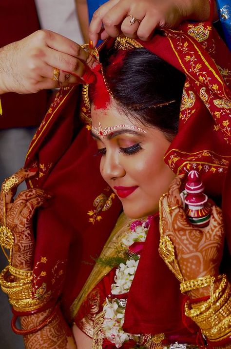 Here’s a list of Bengali Marriage Dates for the year 2018-2019  #indianwedding #indianbride #bengaliwedding #bengalibride #sindoordaan #indianweddingtraditions #traditionalweddingphotography #candidweddingphotography #weddingphotography Pose Pengantin, Bengali Bridal Makeup, Marriage Photography, Maa Kali, Indian Wedding Photography Couples, Bridal Photography Poses, Indian Bridal Photos, Indian Wedding Couple Photography, Bengali Bride