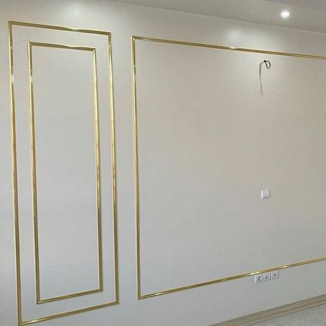 Gold Trim Walls, Wall Panels Ideas, درابزين السلم, Gold Accent Wall, Kitchen Designs Ideas, Nail Salon Interior Design, Wall Moulding, Spa Room Decor, Tv Unit Interior Design