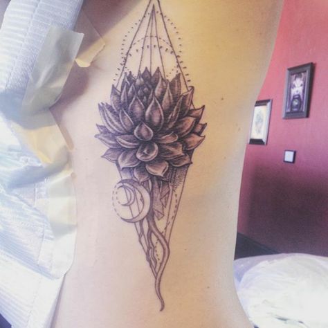 10+ Awesome Succulent Tattoo Ideas For People Who Are Crazy About Succulents Succulent Tattoos, Succulent Tattoo Ideas, Tato Geometris, Succulent Tattoo, Tiny Designs, Roots Tattoo, Tattoo Coverup, Wrap Around Tattoo, Flowers And Animals