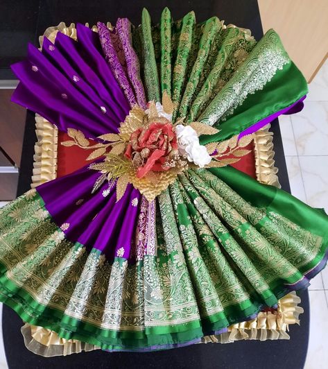 Saree Tray Decoration Ideas, Biyer Totto Decoration, Totto Decoration Ideas, Chhab Decoration Idea For Marriage, Totto Decoration Ideas Bengali, Saree Decoration Ideas Wedding, Saree Packing Ideas Wedding Gift Packaging, Saree Gift Packing Ideas, Saree Packing Ideas Wedding