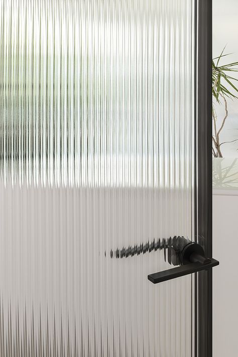 Glas Italia: glass to design and define spaces Glass Door Designs, Glass Bathroom Door, Frosted Glass Interior Doors, Glass Door Bathroom, Bathroom Glass Door, Glass Door Design, Frosted Glass Design, Frosted Glass Door, Reeded Glass