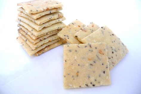 multiseed crackers REV Multiseed Crackers, Gf Crackers, Healthy Crunchy Snacks, Nutty Bars, Grain Free Snacks, Crackers Recipe, Life Challenge, Healthy Grains, Primal Recipes