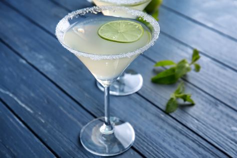 Easy Key Lime Martini Recipe Keylime Martini Recipe, Key Lime Martini Recipe Vanilla Vodka, Keylime Drink, Key Lime Martini Recipe, Lime Martini Recipe, Lime Martini, Coconut Martini, Key Lime Pie Martini, Key Lime Martini