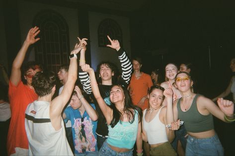 Disposable Camera Aesthetic, Friends Film, Decades Party, Camera Aesthetic, Disposable Camera, On Film, Aesthetic Vintage, Film Camera, Good Vibes