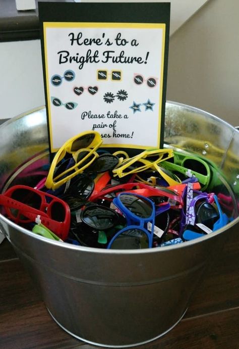 Here's to a Bright Future...take a pair of sunglasses home! Fun Graduation party idea! Middle School Graduation Party, Preschool Graduation Theme, Vpk Graduation, Kindergarden Graduation, Pineapple Sangria, Preschool Graduation Party, Elementary School Graduation, Elementary Graduation, Kindergarten Party