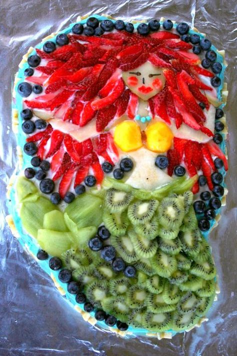 Mermaid Cake made of fruit. Homemade Mermaid Fruit, Fruit Mermaid, Mermaid Fruit Platter, Mermaid Veggie Tray, Mermaid Fruit Tray, Creative Party Food Ideas, Frozen Themed Food, Pirate Food, Mermaid Party Food