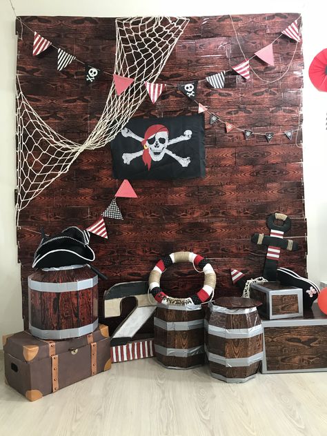 Pirate Backdrop Ideas, Pirate Booth Ideas, Pirate Photo Booth Backdrop, Pirates Party Decorations, Pirates Decorations, Pirates Theme Party, Pirate Display, Pirate Photo Booth, Pirates Theme