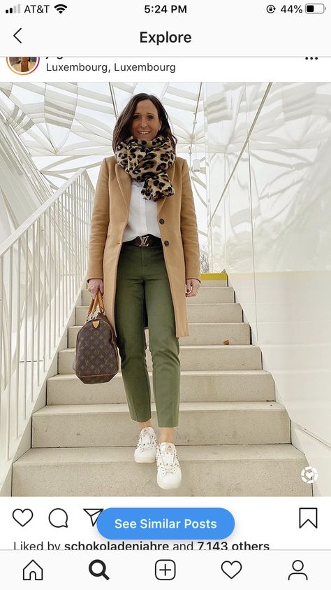 pantalón verde, tenis blancos Olive Jeans Outfit, White Vans Outfit, Green Jeans Outfit, Outfit Informal, Valentino Garavani Sneakers, Outfits Con Jeans, Jeans Outfit Winter, Beige Outfit, Looks Chic