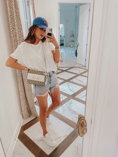 Alexander Mcqueen Sneakers Outfit, Bracelets Cartier, Rings Cartier, Emily Ann Gemma, Gucci Cap, White And Gold Sneakers, Parker Outfit, Emily Gemma, Handbag Gucci