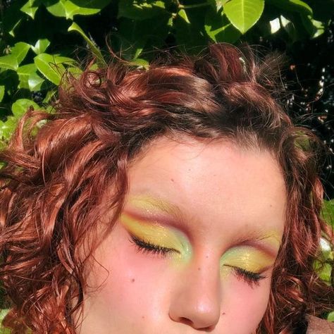 Hummingbird Inspired Outfit, Venus Flytrap Makeup, Venus Fly Trap Makeup, Venus Flytrap Aesthetic, Anya Tisdale, Green And Pink Outfit, Sun Outfits, Gemini Sun, Champagne Room