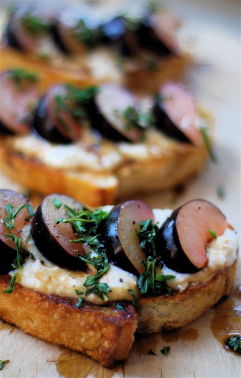 plum crostini Plum Recipes, Crostini Recipes, Drink Inspiration, Crowd Pleasing Appetizers, Finger Foods Easy, Dinner Appetizers, Appetizers For Party, Cheese Recipes, Clean Eating Snacks