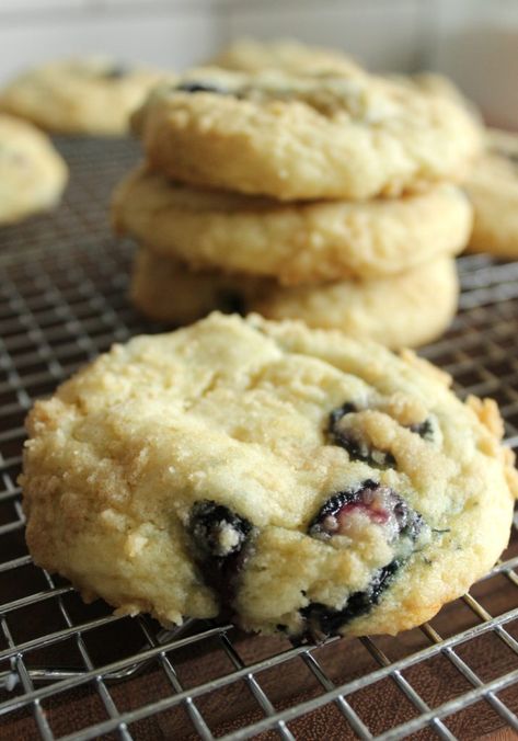 Blueberry Muffin Top Cookies. These Blueberry Muffin Top Cookies are a yummy cross between a muffin and cookie with the perfect crumb coating! #blueberrydessert #cookies #blueberrycookies #cookierecipes #thebestcookies #myfavoritecookie #blueberrymuffins Muffin Top Cookies, Desserts Blueberry, Blueberry Muffin Topping, Blueberry Cookies, Biscuit Recipes, Blueberry Desserts, Cookie Spread, Roll Cookies, Blueberry Muffin