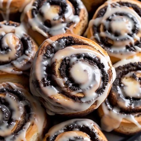 Oreo Cinnamon Rolls Pillsbury, Cookies N Cream Cinnamon Rolls, Cheesecake Stuffed Cinnamon Rolls, Oreo Cinnamon Rolls Recipes, Oreo Stuffed Cinnamon Rolls, Cinnamon Rolls Heavy Cream, Stuffed Desserts, Oreo Cinnamon Rolls, Stuffed Cinnamon Rolls