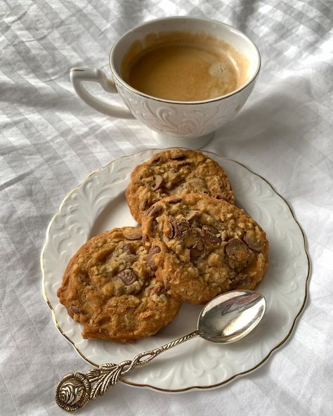 Aesthetic Chocolate Chip Cookies, Chocolate Chip Cookies Aesthetic, Aesthetic Oatmeal, Treats Aesthetic, Raisin Chocolate Chip Cookies, Oatmeal Raisin Chocolate Chip Cookies, Aesthetic Food Pictures, Snacks Aesthetic, Cookies Aesthetic