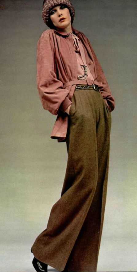 1972 - Yves Saint Laurent early 70s vintage fashion style casual ease elegance day wear pants blouse light jacket hat trousers pleated pink silk wool 70s Vintage Fashion, Fashion 1970s, Fashion 70s, 1970s Fashion, 1920s Fashion, Moda Vintage, Mode Inspo, Look Vintage, Retro Stil